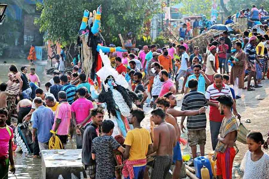 প্রসঙ্গত, গত সপ্তাহে মুখ্যসচিব ভিডিয়ো কনফারেন্সের মাধ্যমে প্রত্যেকটি ঘাটে যথাযথ নজরদারি চালানোর বিষয়ে সংশ্লিষ্ট দফতরগুলিকে নির্দেশ দেন।