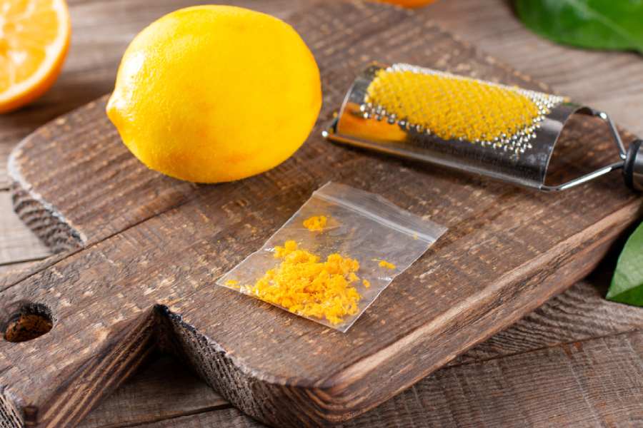 লেবুর ভিটামিন সি ও সাইট্রিক অ্যাসিড ঠান্ডার আক্রমণ থেকে বাঁচায়।