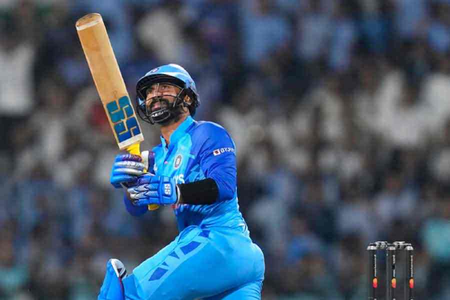 দীনেশ কার্তিক: ভারতের ফিনিশার। পাকিস্তানের বিরুদ্ধে ম্যাচ জেতাতে পারেননি। নেদারল্যান্ডসের বিরুদ্ধে নিজেকে ঝালিয়ে নিতে চাইবেন তিনি।