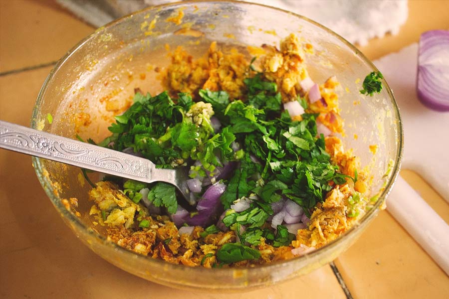  মাছের পুর ঠান্ডা হলে হাত দিয়ে চটকে মেখে নিন। 