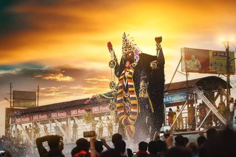 দেখতে দেখতে এই পুজোর বয়স নব্বই বছর পার। প্রতিমার উচ্চতা ২১ ফুট। মাচা বেঁধে সিঁড়ি দিয়ে উঠে তবেই মা-কে পরানো হয় গয়নাগাঁটি। 