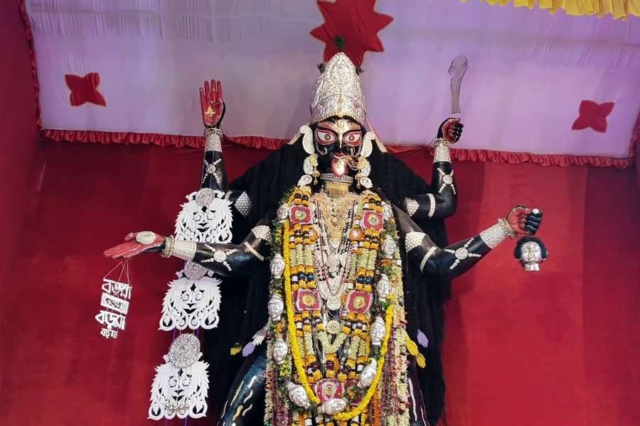 শুধু যে গয়না দেখতেই ভিড়, তা নয়। বড় মা-র পুজোয় মানত করেন অনেকেই। ভক্তদের বিশ্বাস, মায়ের কাছে শুদ্ধ মনে কিছু চাইলে পূরণ হয় সেই বাসনা।