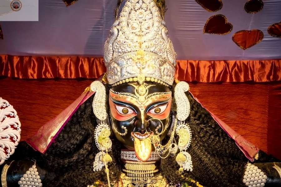 নৈহাটি স্টেশন রোড থেকে গঙ্গার জেটি ঘাটের দিকে এগোলে চোখে পড়বে মায়ের মন্দির। তার উল্টো দিকেই মণ্ডপ। 