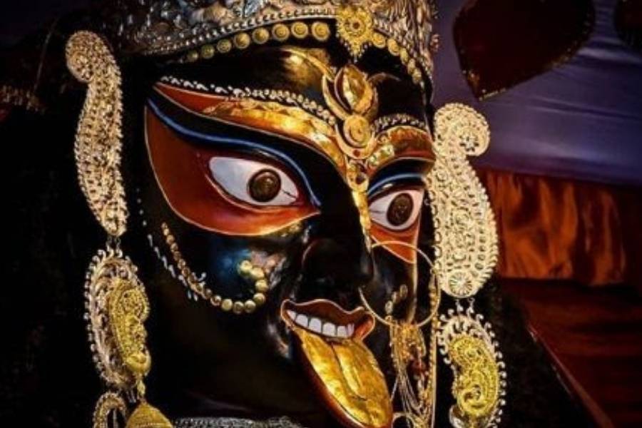 রাত বাড়ার সঙ্গে সঙ্গে ভিড় বাড়ে গঙ্গার ঘাটে। সেখান থেকে দণ্ডি কেটে ভক্তেরা রওনা হন মণ্ডপের দিকে। বৃষ্টিকে উপেক্ষা করেই ছিল জনসমুদ্র।