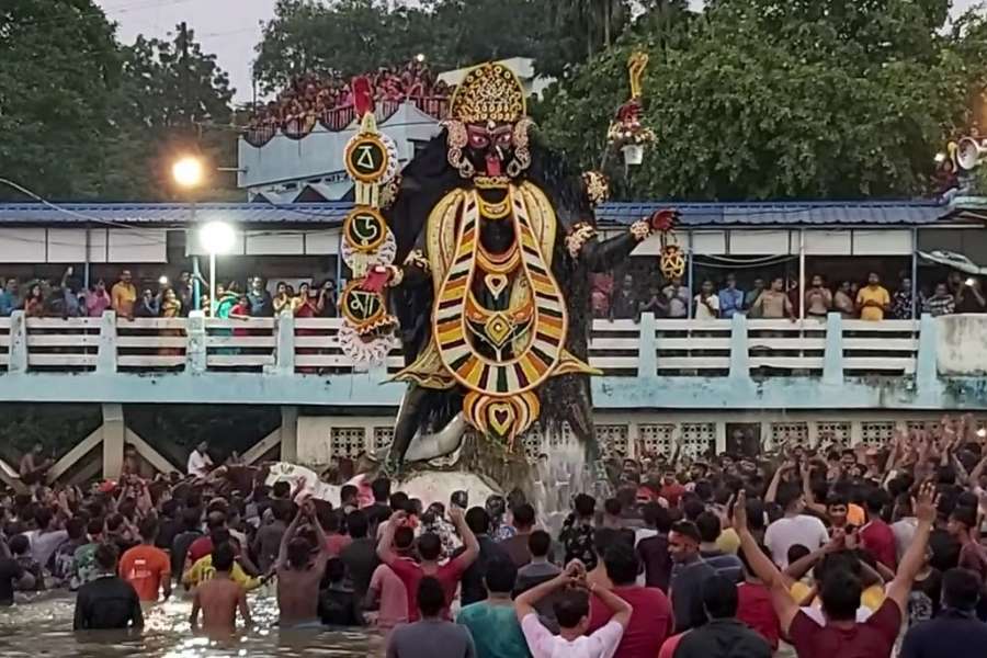 জানা গিয়েছে, এ বারেও ৫ হাজারের বেশি ভক্ত দণ্ডি কেটে মানত করেন বড় মায়ের কাছে। মা এখানে পূজিতা হন দক্ষিণা কালী রূপে। 
