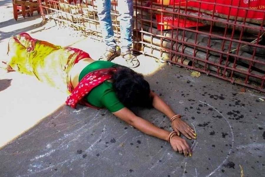 প্রত্যেক বছর পুজোর রাতে ভোগে থাকে পোলাও, খিচুড়ি থেকে পাঁচ রকম ভাজা, তরকারি, লুচি, চাটনি ও পায়েস। এ ছাড়াও পুজোর আগের দিন রাতে রয়েছে লাড্ডু ভোগ দেওয়ার প্রথা। পুজোর পরের চার দিনেও থাকে আলাদা আলাদা ভোগের ব্যবস্থা। 