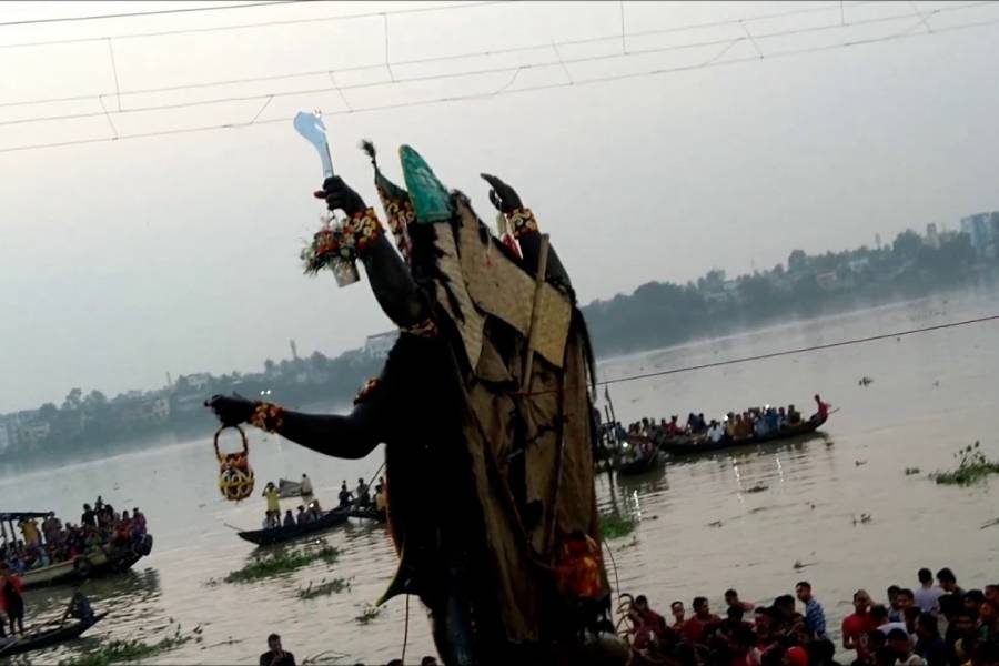 চমক রয়েছে বিসর্জনেও। মায়ের ও শিবের চোখের গয়না ছাড়া খুলে নেওয়া হয় বাকি সব অলঙ্কার। তার পর প্রতিমা সাজানো হয় ফুলের সাজে। অবশেষে বিশাল ট্রলির সাহায্যে বিসর্জন হয় গঙ্গায়।