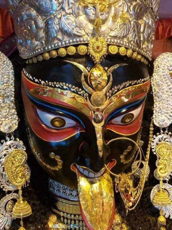 কালীপুজোয় মা সেজে ওঠেন সোনার অলঙ্কারে। তা দেখতেও ভিড় করেন সাধারণ মানুষ। এ বারেও যেমন প্রাকৃতিক দুর্যোগ মাথায় করেই এসেছিলেন অগণিত ভক্ত।