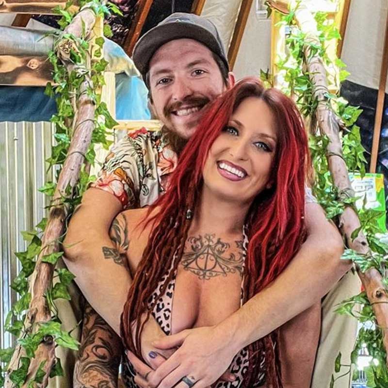  শহুরে জীবন ভাল লাগে না। তাই শহর থেকে দূরে কোথাও ঘর বাঁধার ইচ্ছা জাগে হুইটনি নিউকার্ক এবং তাঁর স্বামী ট্রেন্ডের। কিন্তু তা বলে মরুভূমি? প্রথমে নিজেরাই একটু সংশয়ে ছিলেন। শেষ পর্যন্ত সেই অসাধ্য সাধন করে দেখালেন দু’জন। আমেরিকার মরুভূমির মাঝে এখন চুটিয়ে সংসার করছেন তাঁরা।