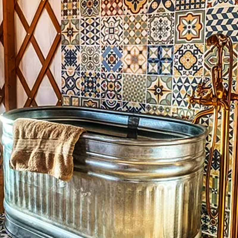 জমি কেনার পর তাতে বাড়ি করে বাসযোগ্য করে তুলতে আরও ২০ হাজার পাউন্ড খরচ করতে হয় হুইটনিদের। ভারতীয় মুদ্রায় যা প্রায় ১৯ লক্ষ টাকা।