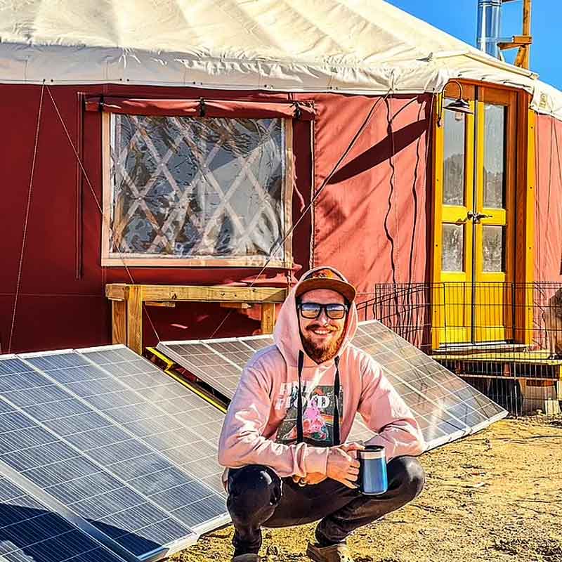 মরুভূমির মাঝে হুইটনিদের ঘরে জ্বলে আলো। গরম থেকে বাঁচতে চলে এসি। কোথা থেকে আসে বিদ্যুৎ? দম্পতি জানিয়েছেন, সৌরবিদ্যুৎ ব্যবহার করেন তাঁরা। মরুভূমিতে ওই একটি জিনিসের অভাব নেই।