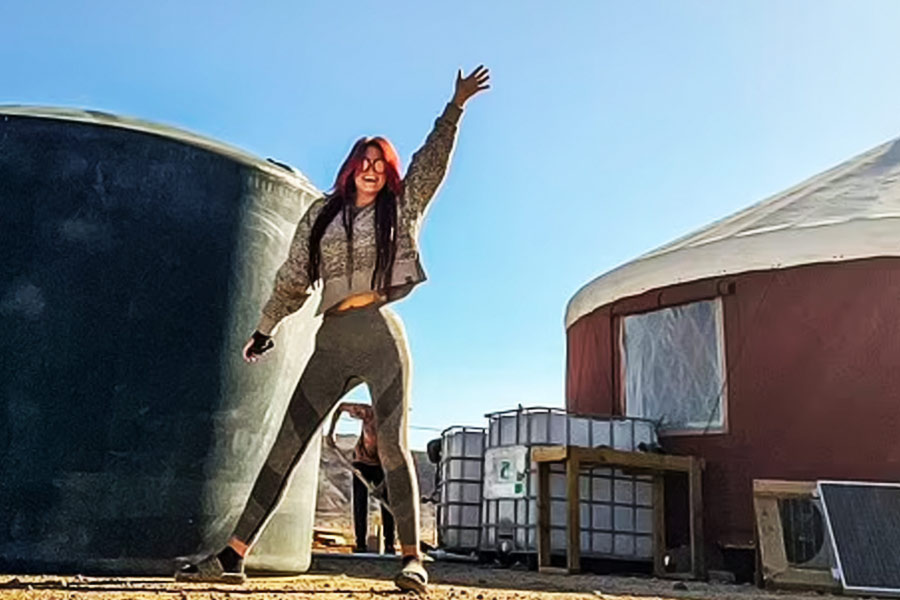  হুইটনি জানিয়েছে, এখনও যেটুকু জল সঞ্চয় রয়েছে, তা দিয়ে দু’জন রোজই এক বার স্নান করেন। বাসনও মাজেন। তাঁরা চেষ্টা করছেন, ধীরে ধীরে এই জলসঞ্চয় বাড়ানোর।