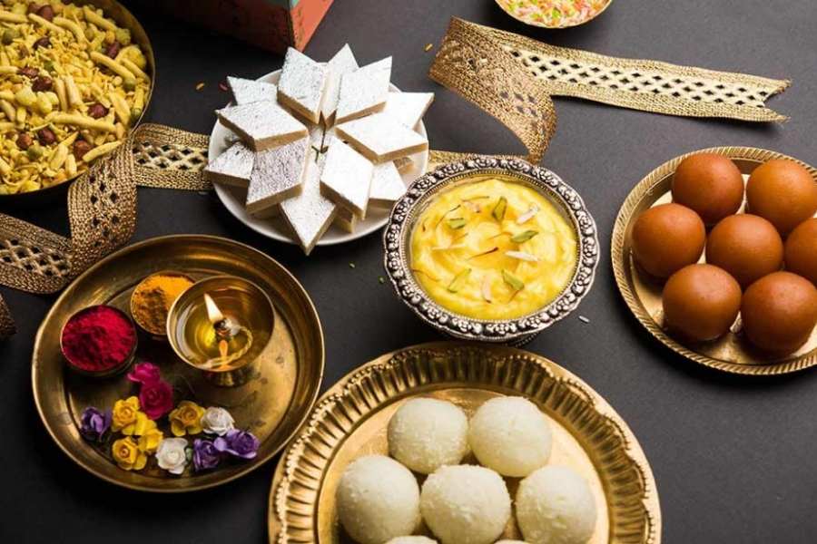 সূর্য দেবের দুই পুত্র, মনু ও যম। এক কন্যা যমুনা। কার্তিক মাসের শুক্লা দ্বিতীয়া তিথিতে যমুনা তার ভাই যমকে ফোঁটা দিয়ে তার দীর্ঘায়ু কামনা করে। সেই থেকেই শুরু ভাইফোঁটা। এই কাহিনিই প্রচলিত বাঙালির ঘরে। ‘ভাইয়ের কপালে দিলাম ফোঁটা/ যম দুয়ারে পড়ল কাঁটা/ যমুনা দেয় যমকে ফোঁটা/ আমি দিই আমার ভাইকে ফোঁটা।’  পুরাণ মতে, যমুনা যমকে ফোঁটা দেওয়ার সময় এই ছড়াই উচ্চারণ করেছিলেন।