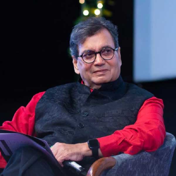 বরং তাঁরা শুটিঙের কাজ কোনও রকমে শেষ করে বিজ্ঞাপনের কাজের জন্য বেরিয়ে যান, এমনটাই দাবি করেন পরিচালক।