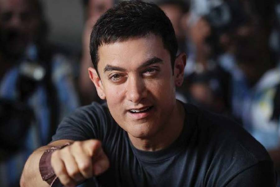 ‘‘শাহরুখ, আমির, সলমনরা শুটিং শেষ করে সোজা নিজেদের বাড়ি চলে যেত। কিন্তু এখনকার সবাই রোজগার নিয়ে বেশি চিন্তিত।’’ বলেন পরিচালক।