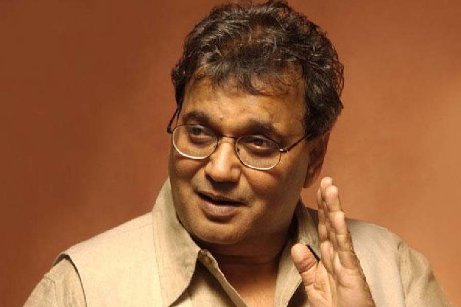 এ ক্ষেত্রে অবশ্য তাঁর মত, বিদেশে যে ধরনের ছবি বানানো হয় সেই ধাঁচেরই ছবি তৈরি হয় বলিউডে।