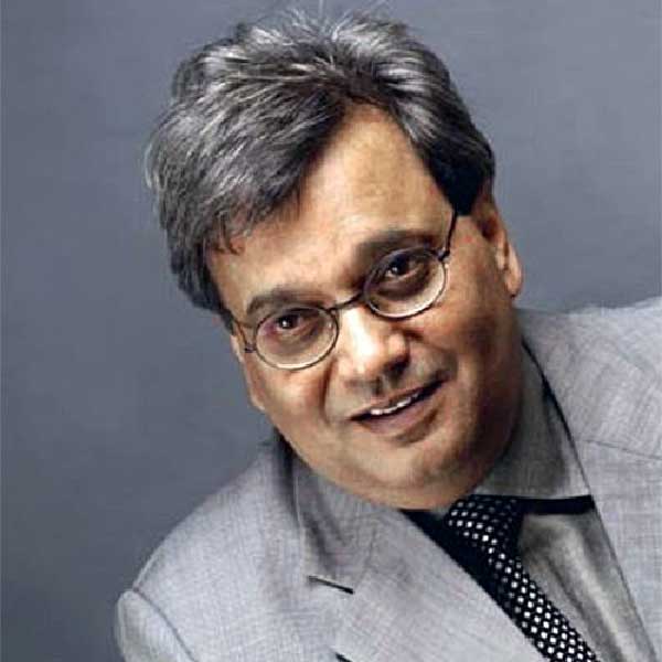 সুভাষ জানিয়েছেন, এখনকার তারকারা দুই-তিন দিন ধরে ছবির শুটিং করে সাময়িক বিরতি নিয়ে নেন।