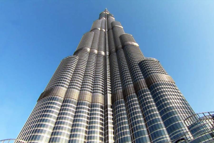 পৃথিবীর উচ্চতম বহুতল। যেন বিস্ময়ের প্রতীক হয়ে মাথা তুলে আছে দুবাইয়ের বুর্জ খলিফা। সংযুক্ত আরব আমিরশাহির অন্যতম আকর্ষণ গগনচুম্বী এই বহুতলকে নিয়ে পর্যটকদের উৎসাহের শেষ নেই।