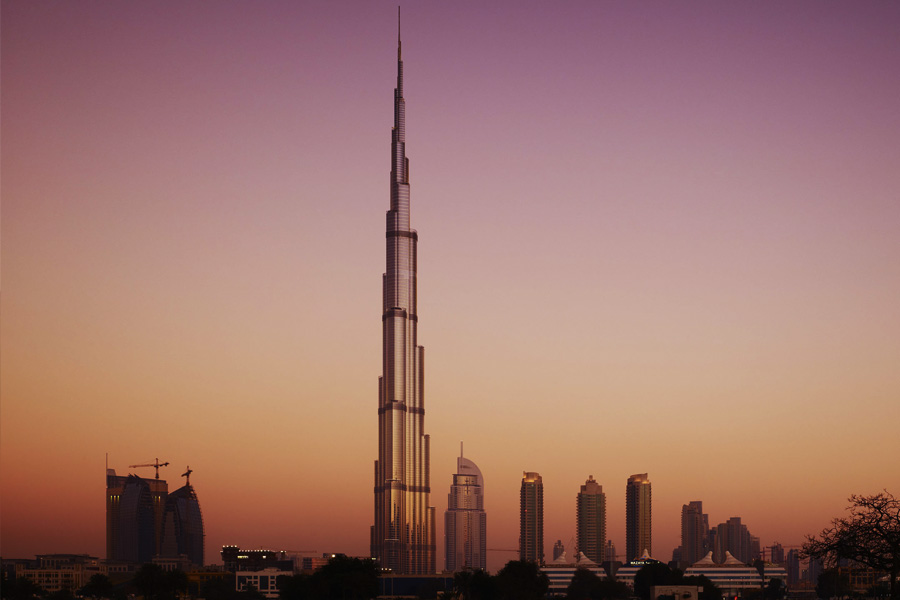 বুর্জ খলিফার উচ্চতা ৮২৮ মিটার। বিভিন্ন সংবাদমাধ্যমে প্রকাশিত তথ্য অনুযায়ী, এখানে অ্যাপার্টমেন্ট এবং স্টুডিয়ো মিলিয়ে মোট বাসস্থানের সংখ্যা ৯০০। তাতে ৩৫ হাজারের বেশি মানুষ থাকেন।