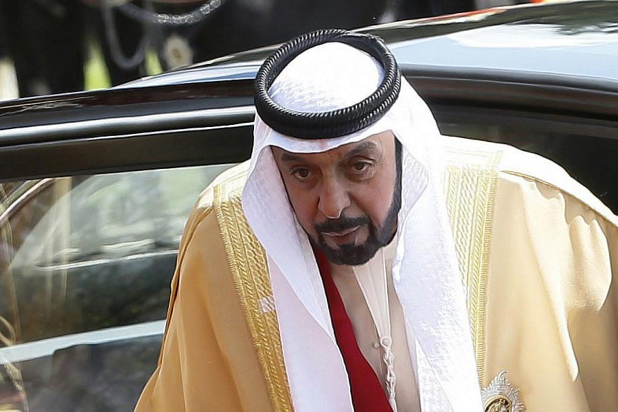 এই বহুতলের নামকরণ করা হয়েছে সংযুক্ত আরব আমিরশাহির প্রাক্তন প্রেসিডেন্ট খলিফা বিন জ়ায়েদ আল নাহ্ইয়ানের নামে। প্রথমে এর নাম ছিল বুর্জ দুবাই। পরে প্রেসিডেন্টের সম্মানার্থে নাম পরিবর্তন করা হয়।