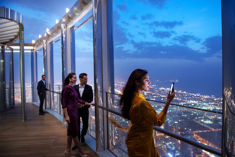 ২০০৯ সালের ১ অক্টোবর বুর্জ খলিফার নির্মাণকার্য সম্পন্ন হয়। একে পৃথিবীর উচ্চতম বহুতল হিসাবে ঘোষণা করা হয়। ২০১০ সালের ৪ জানুয়ারি আনুষ্ঠানিক ভাবে এই বহুতলের উদ্বোধন করা হয়।