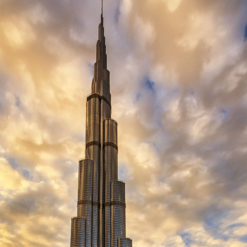 ১৬৩ তলার বুর্জ খলিফা অনেক রেকর্ডের অধিকারী। পৃথিবীর আরও কোনও বহুতলে এতগুলি তল নেই।