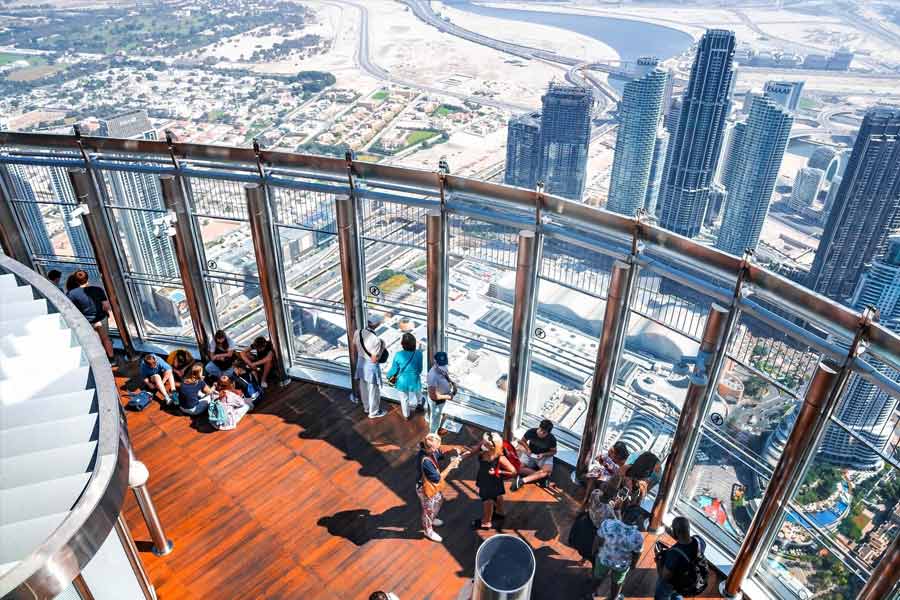 কিন্তু, পৃথিবীর উচ্চতম এই বহুতলের ভিতরে কী আছে? কী দিয়ে সাজানো ঝাঁ চকচকে বুর্জ খলিফা? তার অন্দরমহলে উঁকি দিলে বিস্মিত হতে হয়।