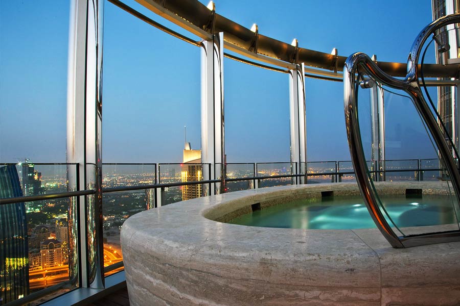 বুর্জ খলিফার মধ্যে রয়েছে মোট ৪টি সুইমিং পুল। একটি বহুতলের ৪৩ তলায়, একটি ৭৬ তলায়। বাকি দু’টি সুইমিং পুল রয়েছে ‘দ্য ক্লাব’-এর ছাদ (রুফটপ) এবং এক পাশে। ‘দ্য ক্লাব’ হল বুর্জ খলিফার একটি স্বাস্থ্যচর্চা কেন্দ্র।