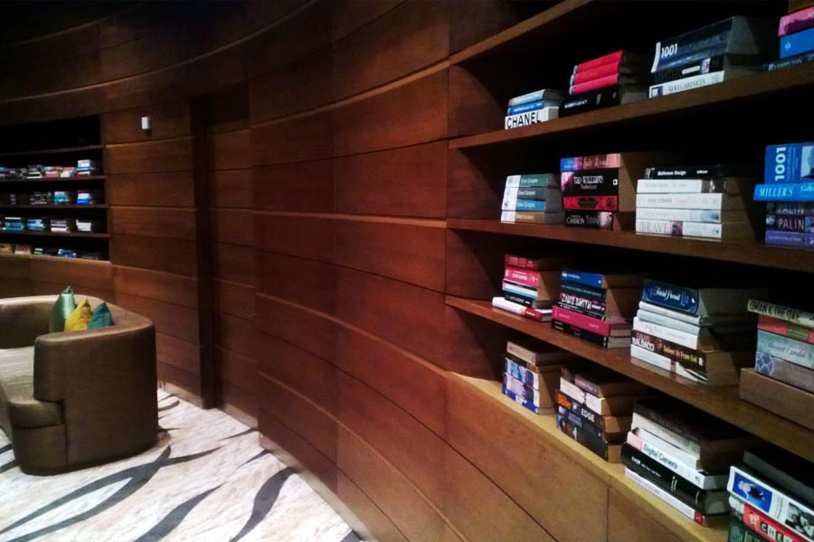 বুর্জ খলিফার ১২৩ তলায় রয়েছে একটি লাইব্রেরি। যাঁরা বই পড়তে ভালবাসেন, এখানে বসেই তাঁদের সময় কেটে যায়।