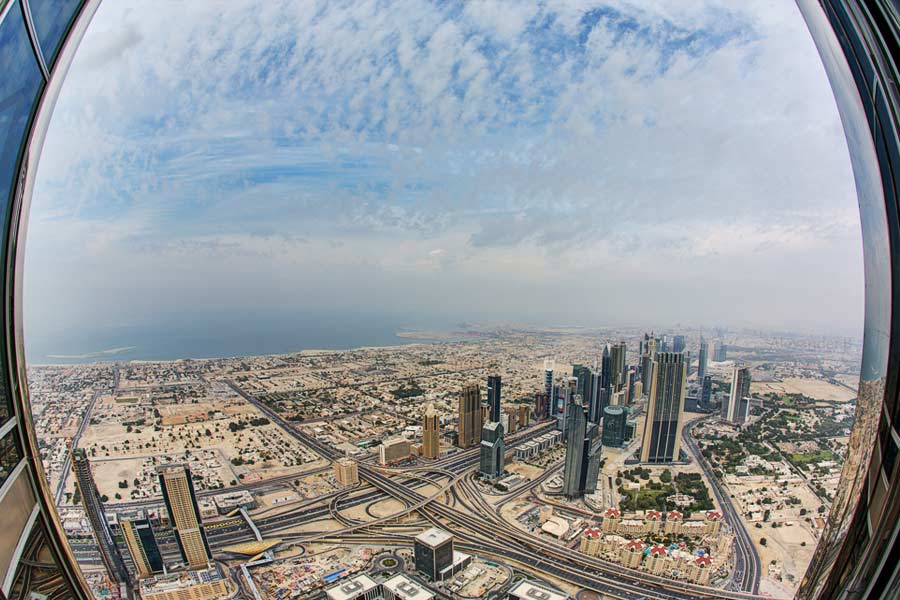 পৃথিবীর উচ্চতম আউটডোর অবজ়ারভেশন ডেক রয়েছে বুর্জ খলিফার ১৪৮ তলায়। ৫৫৫ মিটার উঁচু এই জায়গাটি পর্যটকদের আকর্ষণের কেন্দ্রবিন্দু। দুবাই শহরটিকে ছবির মতো দেখায় এখান থেকেই। বুর্জ খলিফা থেকে ১৫৩ কিলোমিটার দূরে ইরানের সমুদ্র উপকূলও এখান থেকে দেখতে পান পর্যটকরা।