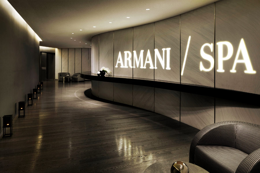 বুর্জ খলিফার ১ থেকে ৮ তলা জুড়ে রয়েছে আরমানি হোটেল। এতে ১৬০টি ঘর রয়েছে। বুর্জ খলিফার বাসিন্দা ছাড়াও বাইরে থেকে মানুষ এসে এই হোটেলে থাকতে পারেন। হোটেলের নিজস্ব স্পা, সুইমিং পুল, লাইব্রেরি এবং জিম রয়েছে।