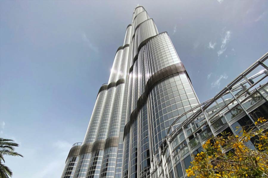 বুর্জ খলিফায় রয়েছে নিজস্ব দোকান, বাজার, শপিং মল। এখানকার বাসিন্দাদের কিছু কিনতে বাইরে যাওয়ার প্রয়োজন হয় না।