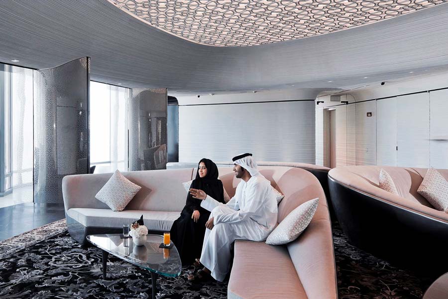 বহুতলের বাসিন্দাদের রক্ষণাবেক্ষণ বাবদ (সার্ভিস চার্জ) বাড়তি টাকাও দিতে হয়। অ্যাপার্টমেন্টের আকারের উপর নির্ভর করে সেই খরচ। কখনও কখনও তা হতে পারে বছরে ৫ লক্ষ আরবীয় মুদ্রা (১ কোটি টাকার বেশি)।