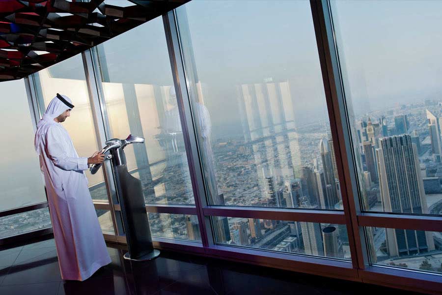 বহুতলের ৪৩, ৭৬ এবং ১২৩ তলায় রয়েছে কাচ দিয়ে মোড়া হল ঘর (স্কাই লবি)। বড়সড় অনুষ্ঠান আয়োজনের জন্য এগুলি ভাড়া নেওয়া হয়।