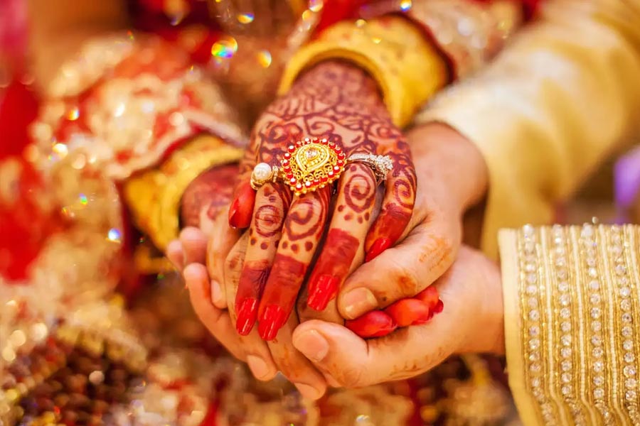 উচ্চশিক্ষার জন্য বিদেশে পড়াশোনার ইচ্ছে রয়েছে তাঁদের মেয়ের। পড়াশোনার খরচাপাতি জোগালে বিয়ের পর তাঁদের মেয়ের সঙ্গে পাত্রও তো বিদেশে গিয়ে থাকতে পারেন! বিয়ের আগে নাকি পাত্রপক্ষকে এমন কথাই বলেছিলেন পাত্রীর আত্মীয়স্বজনেরা। সেই বিয়ের দিন তিনেক পরেই মাথায় হাত স্বামীর!