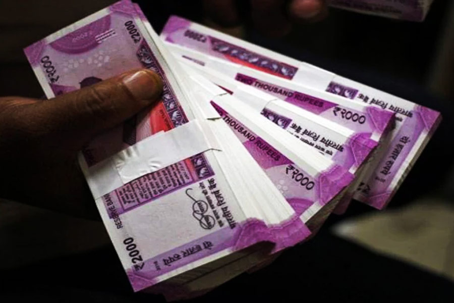 সে কথাই পুলিশকে জানিয়েছেন মোগা জেলার বাসিন্দা গুরসেবক সিংহের ছেলে দেবীন্দর। তাঁর অভিযোগ, স্ত্রীর উচ্চশিক্ষার খরচ জোগাতে ৩১ লক্ষ টাকা খসে গিয়েছে। তবে উচ্চশিক্ষার খরচ বহন করলেও বিয়ের ৩ দিনেই কানাডায় উড়ে গিয়েছেন স্ত্রী। এমনকি, তাঁর সঙ্গে যোগাযোগও রাখতে চান না।