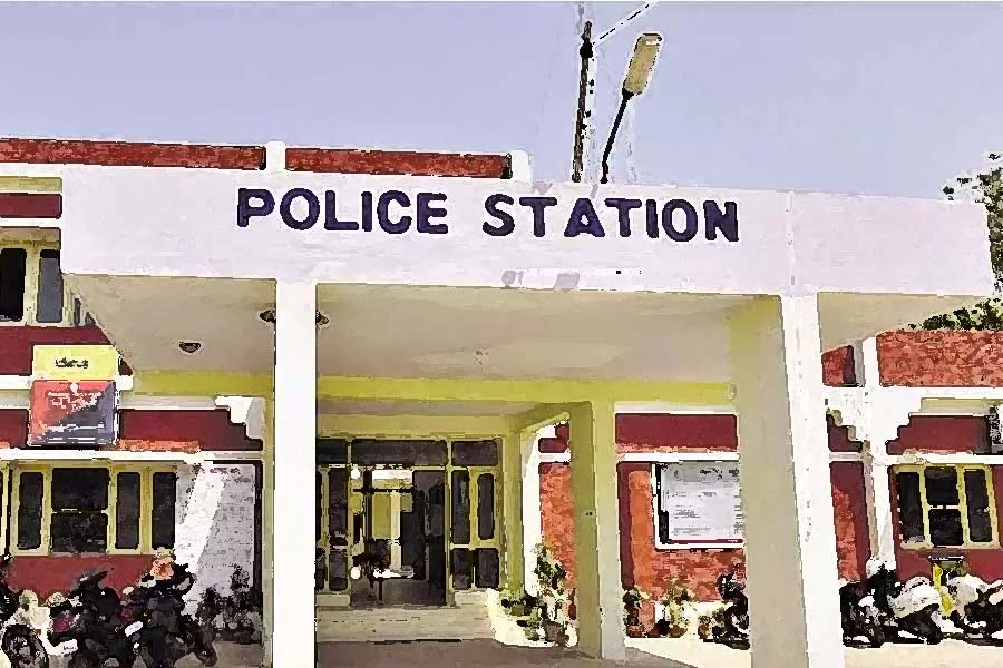 সংবাদমাধ্যমের দাবি, মোগা জেলার বাধনিকালাম থানায় স্ত্রী, শ্বশুর-শাশুড়ির বিরুদ্ধে লিখিত অভিযোগ করেছিলেন দেবীন্দর। 