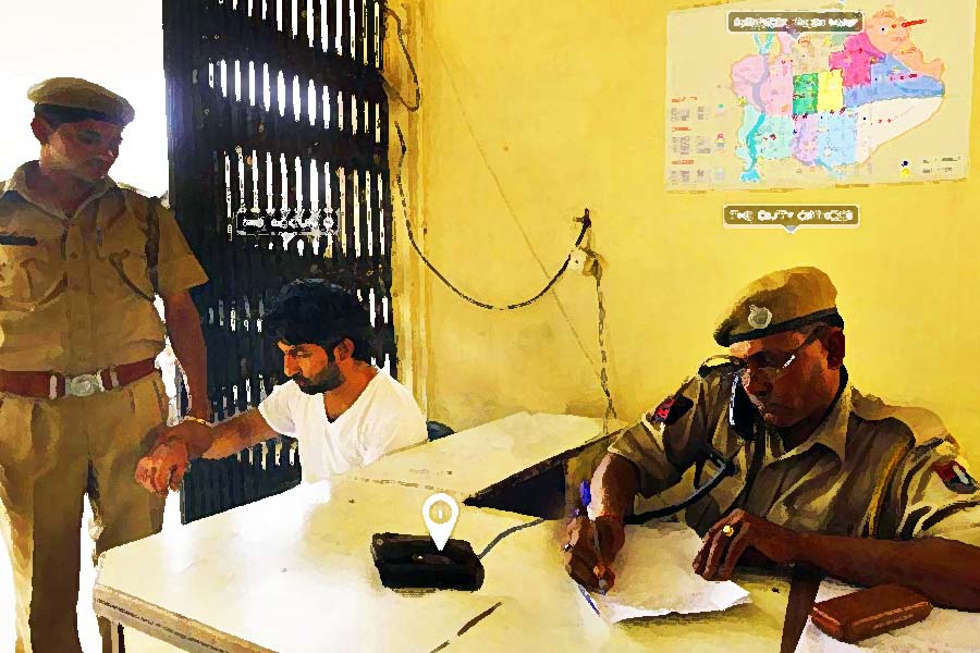 পুলিশের কাছে স্ত্রী ছাড়া শ্বশুর সুখবিন্দর সিংহ, শাশুড়ি হরপ্রীত কউরের বিরুদ্ধেও নালিশ ঠুকেছিলেন দেবীন্দর। এ ছাড়া, হরজিৎ সিংহ, আমনজ্যোত কউর নামে দু’জন আত্মীয়ের বিরুদ্ধে অভিযোগ করেছিলেন। ওই আত্মীয়েরা স্ত্রীর বাপের বাড়ি এলাকার বাসিন্দা। 