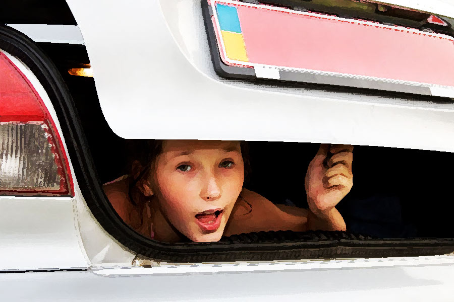 গাড়ির পিছনে মালপত্র রাখার জায়গায় নাকি প্রেমিকার ফোটোশুট করতেন। তবে ‘আবদার’ ছিল, ফোটোশুটের সময় প্রেমিকার পরনে থাকবে শুধুমাত্র অন্তর্বাস। এবং অবশ্যই হাত-পা বাঁধা।