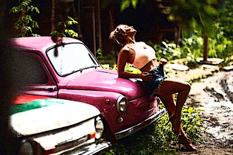 ইস্ট সাসেক্স কাউন্টির সেন্ট লিয়োনার্ড-অন-সি শহরের বাসিন্দা মার্ক নাকি তাঁর প্রেমিকা লিয়া অয়্যারকে খুন করেছেন। তার আগে লিয়ার প্রায় নগ্ন ফোটোশুটের জন্য তাঁকে নাকি ৩ হাজার পাউন্ডও দিয়েছিলেন। ভারতীয় মুদ্রায় যা প্রায় ২ লক্ষ ৮২ হাজার টাকা। অভিযোগ, মার্কের দ্বিতীয় ‘শিকার’ লিয়া।