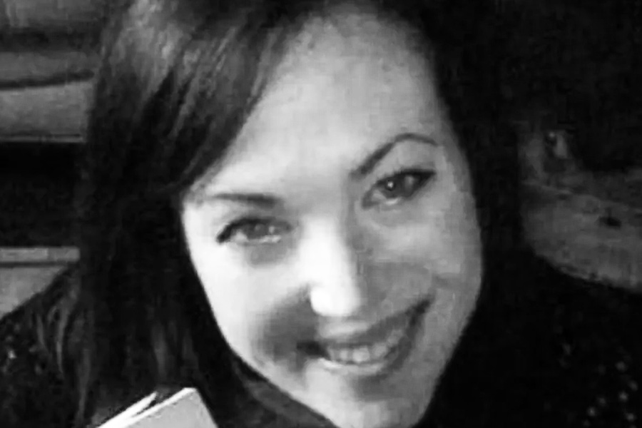 তারার দাবি, ৪১ বছরের মার্কের সঙ্গে সম্পর্কে জড়িয়ে পড়েছিলেন লিয়া। যদিও দীর্ঘ দিনের এক বান্ধবীর সঙ্গে লিভ ইন সম্পর্কে ছিলেন মার্ক। ওই সম্পর্ক থেকে তাঁদের ১টি সন্তানও ছিল।