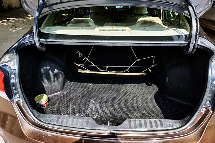 আদালতে তারা জানিয়েছেন, তাঁর বান্ধবীকে গাড়ির বুটে (যেখানে মালপত্র রাখা হয়) ঢুকিয়ে ফোটো তুলতেন মার্ক। সে সময় তাঁকে অন্তর্বাস পরিয়ে হাত-পা বেঁধে দিতেন মার্ক। উত্তেজক ভঙ্গিমায় লিয়াকে ‘পোজ়’ও দিতে হত।