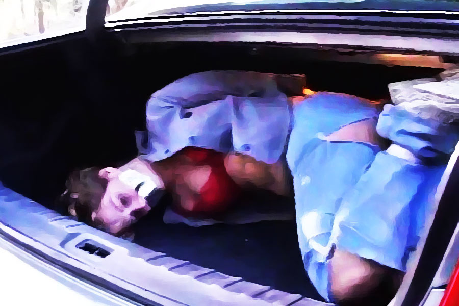 পুলিশি তদন্তে দাবি, ফোটোশুটের জন্য লিটল ব্রিজ় ফার্ম নামে একটি ভাড়া করা জায়গায় লিয়াকে নিয়ে যেতেন পেশায় নির্মাণ ব্যবসায়ী মার্ক। ওই জায়গাতেই নাকি অ্যালেক্সকে খুনের অভিযোগ উঠেছে মার্কের বিরুদ্ধে।