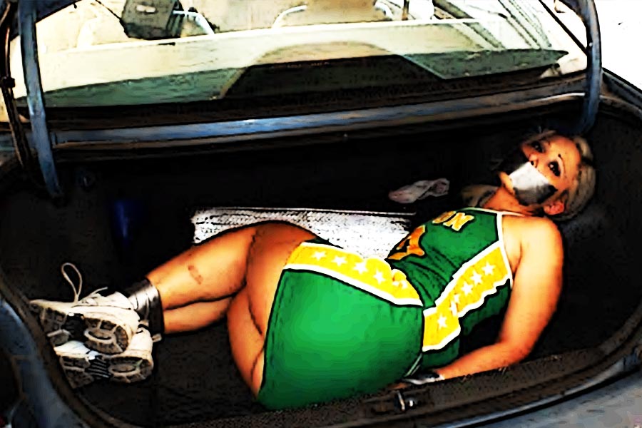 আদালতে দাঁড়িয়ে তারার দাবি, দু’বার লিয়ার ফোটোশুট করেছিলেন মার্ক। তবে শেষ বার তাঁর হাত-পা বেঁধে দেওয়ার পর মুখে কাপড়ের টুকরোও গুঁজে দেন। কারণ, আগের ফোটোশুটে নাকি সন্তুষ্ট ছিলেন না মার্ক।