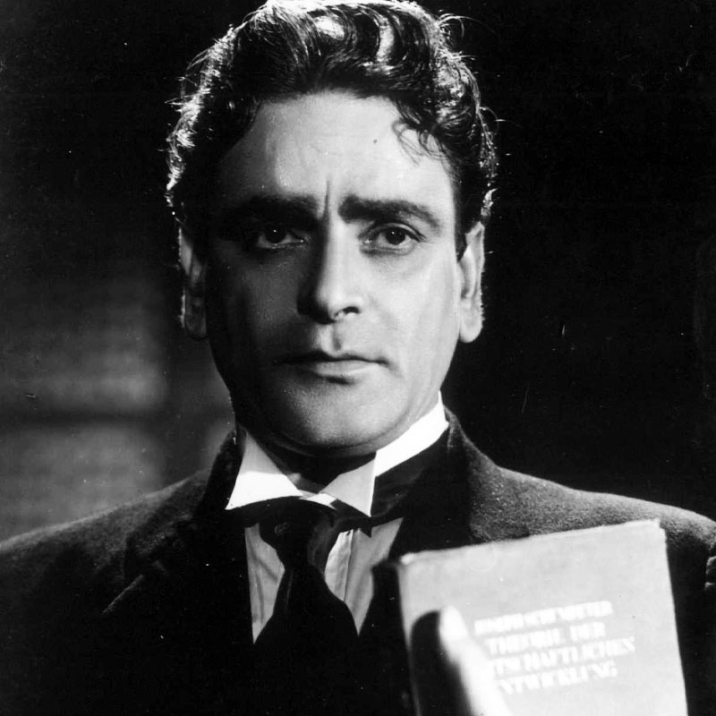 পৃথ্বীরাজ লায়লপুরের (বর্তমানে ফয়জলাবাদ নামে পরিচিত) খালসা কলেজে পড়াশোনা করেছেন। 