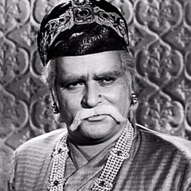 পরবর্তী কালে তিনি পেশোয়ারের এডওয়ার্ডস কলেজে ভর্তি হন এবং বিএ ডিগ্রি নিয়ে পাশ করেন।