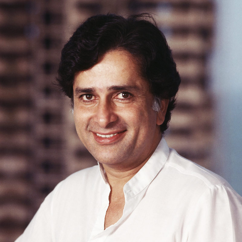 পৃথ্বীরাজ কপূরের কনিষ্ঠ পুত্র শশী কপূর শিশু অভিনেতা হিসাবে বড় পর্দায় কাজ শুরু করেছিলেন। মুম্বইয়ে ডন বস্কো হাই স্কুলে ভর্তি হয়েছিলেন শশী। 