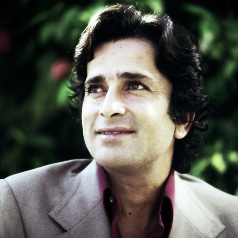 সংবাদ সংস্থা সূত্রের খবর, স্কুলের গণ্ডি পার করতে পারেননি অভিনেতা। অভিনয় জগতে নাম করলেও মাঝপথে পড়াশোনা ছেড়ে দেন তিনি।