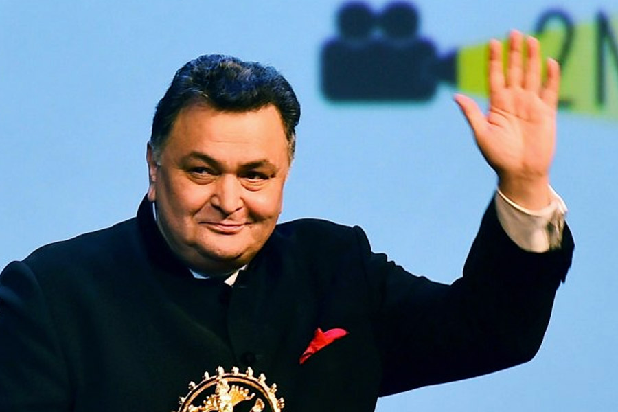 পরবর্তী কালে আজমেরের মেয়ো কলেজে ভর্তি হলেও সেখানে এক বছরও পড়াশোনা করেননি তিনি।