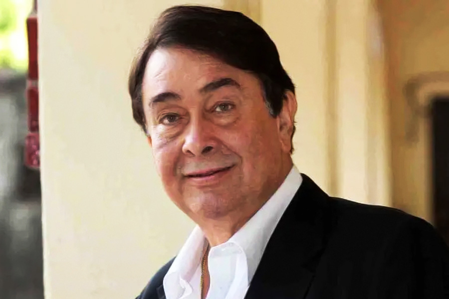 মুম্বইয়ে জন্ম হলেও দেহরাদুনের কর্নেল ব্রাউন কেমব্রিজ স্কুলে ভর্তি হন রণধীর। 